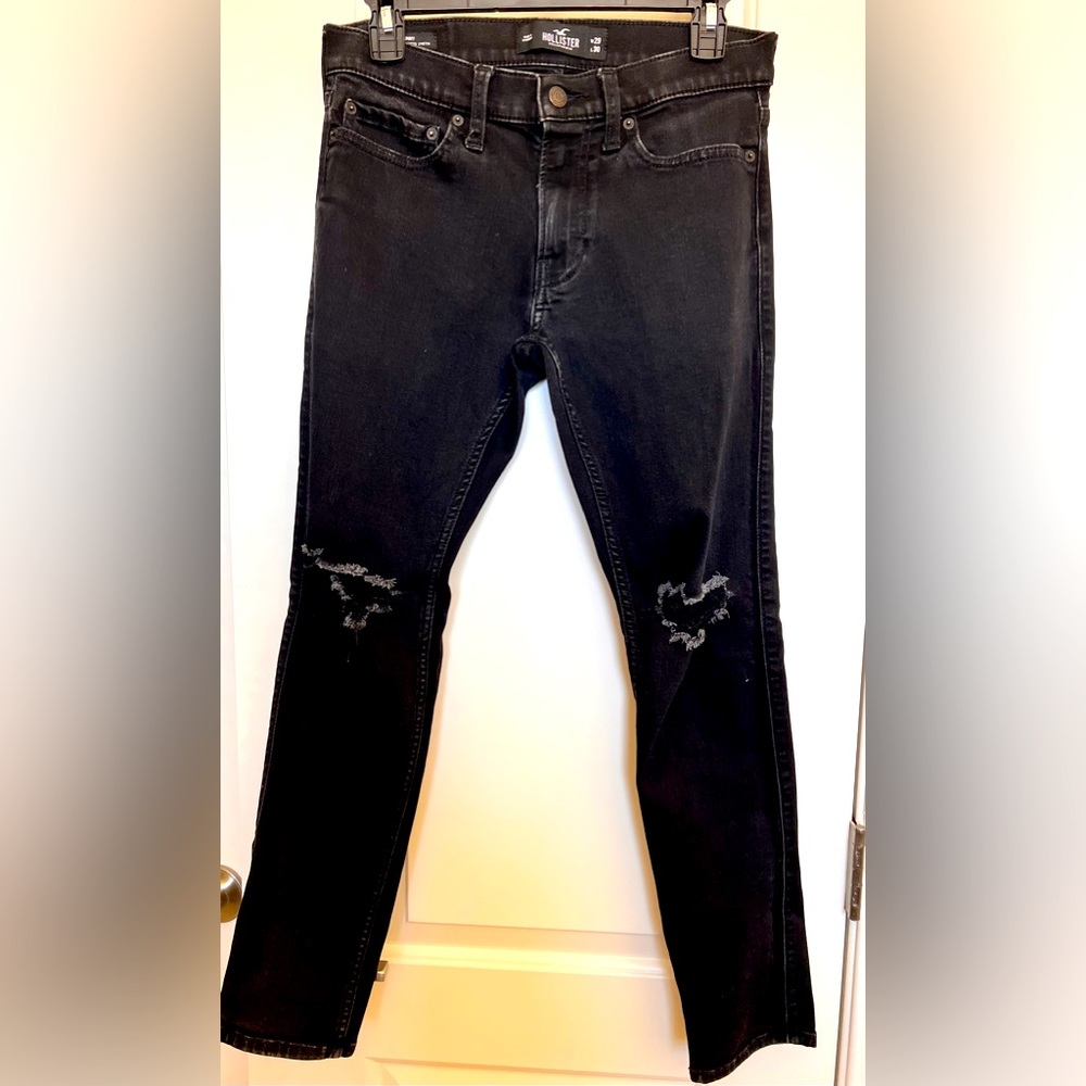 Hollister: Men Ripped Skinny Advanced Stretch in black denim. Size  W29 L30